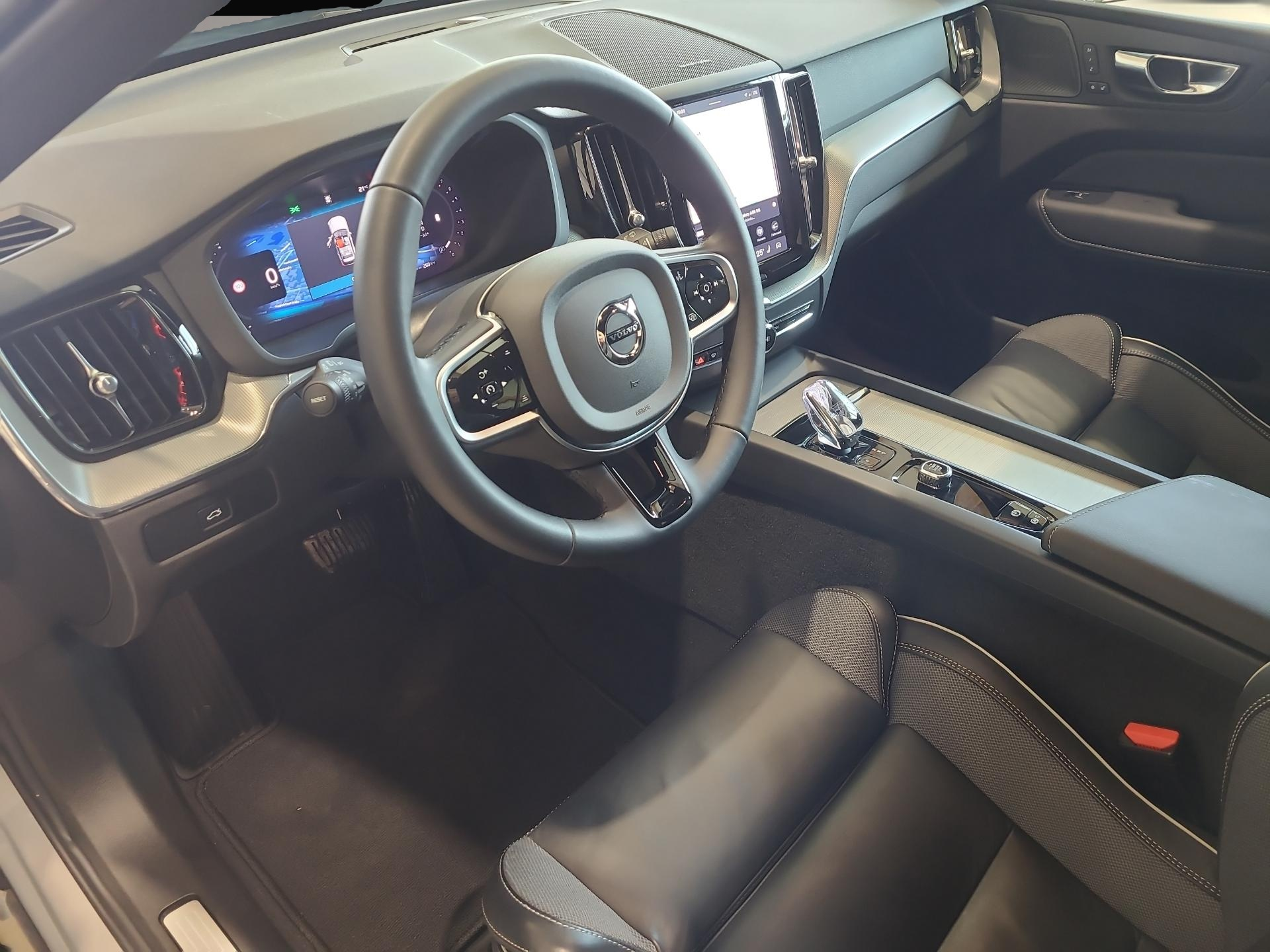 Volvo XC60 (02/2025, Benzin)