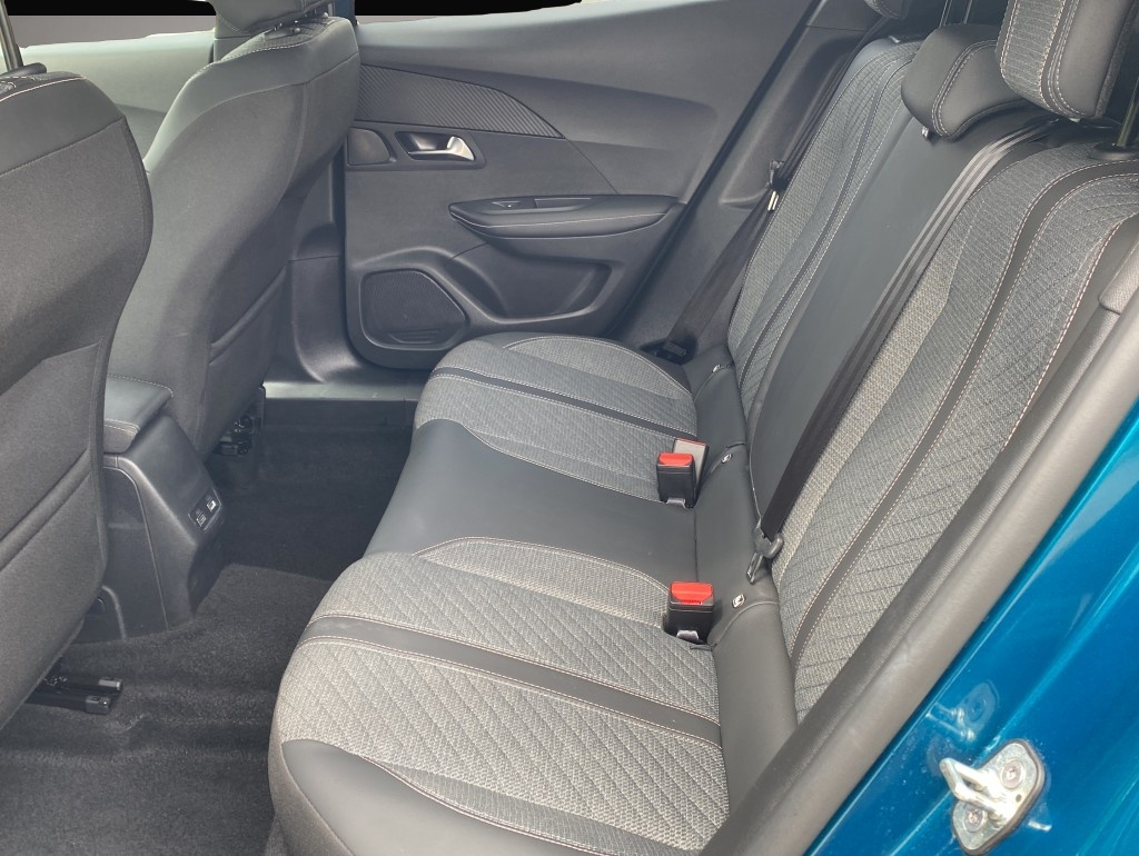 Peugeot 2008 (03/2025, Benzin)