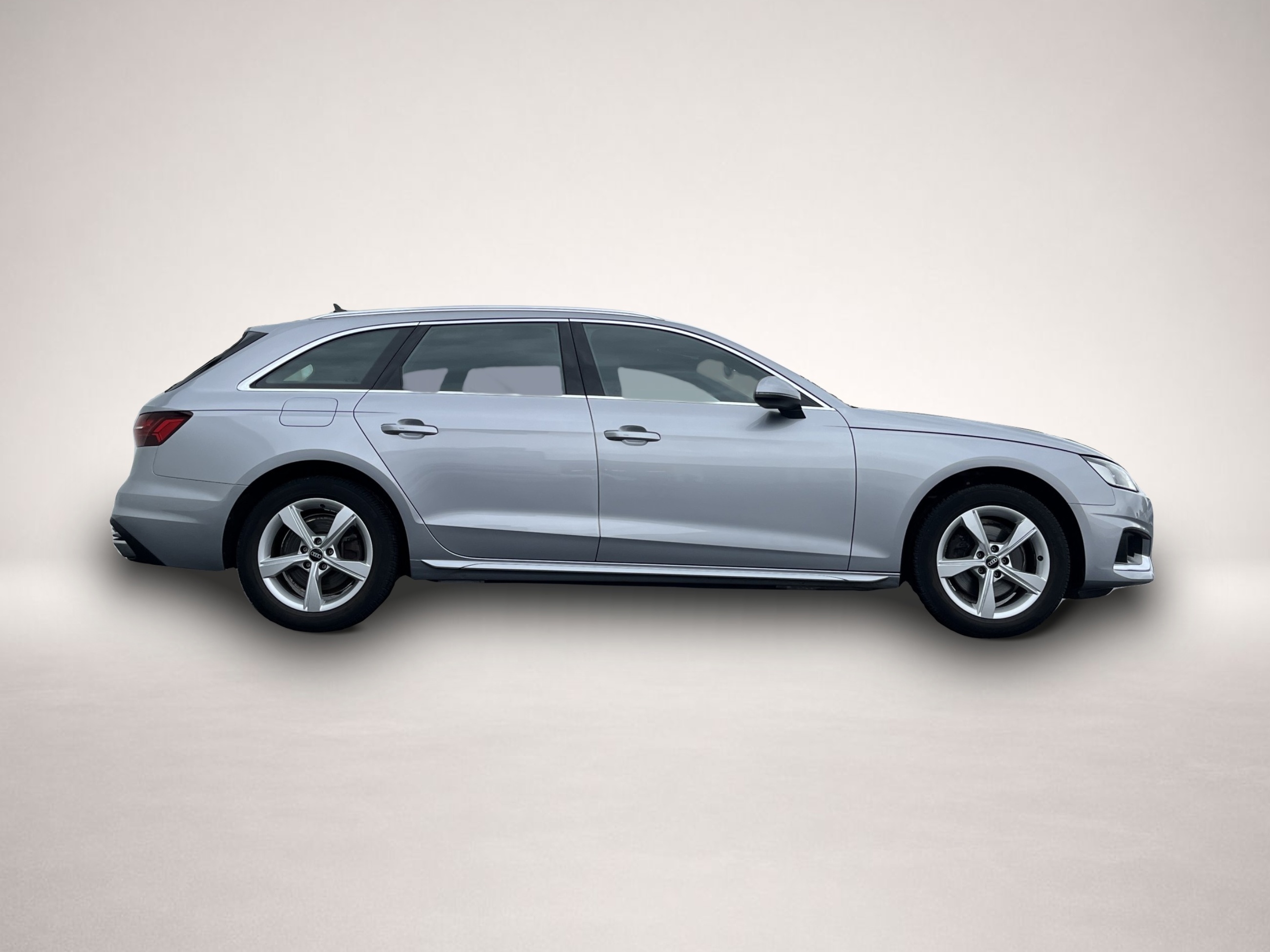 Audi A4 (04/2022, Benzin)