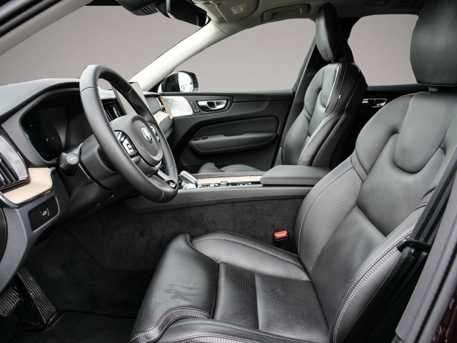 Volvo XC60 (08/2025, Benzin)