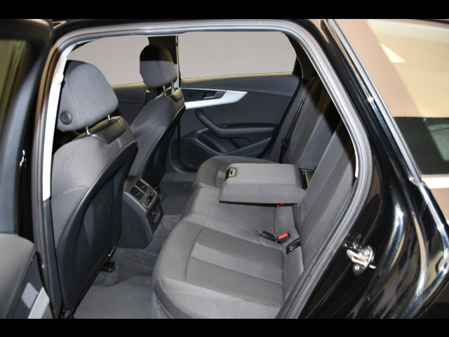 Audi A4 (06/2023, Benzin)