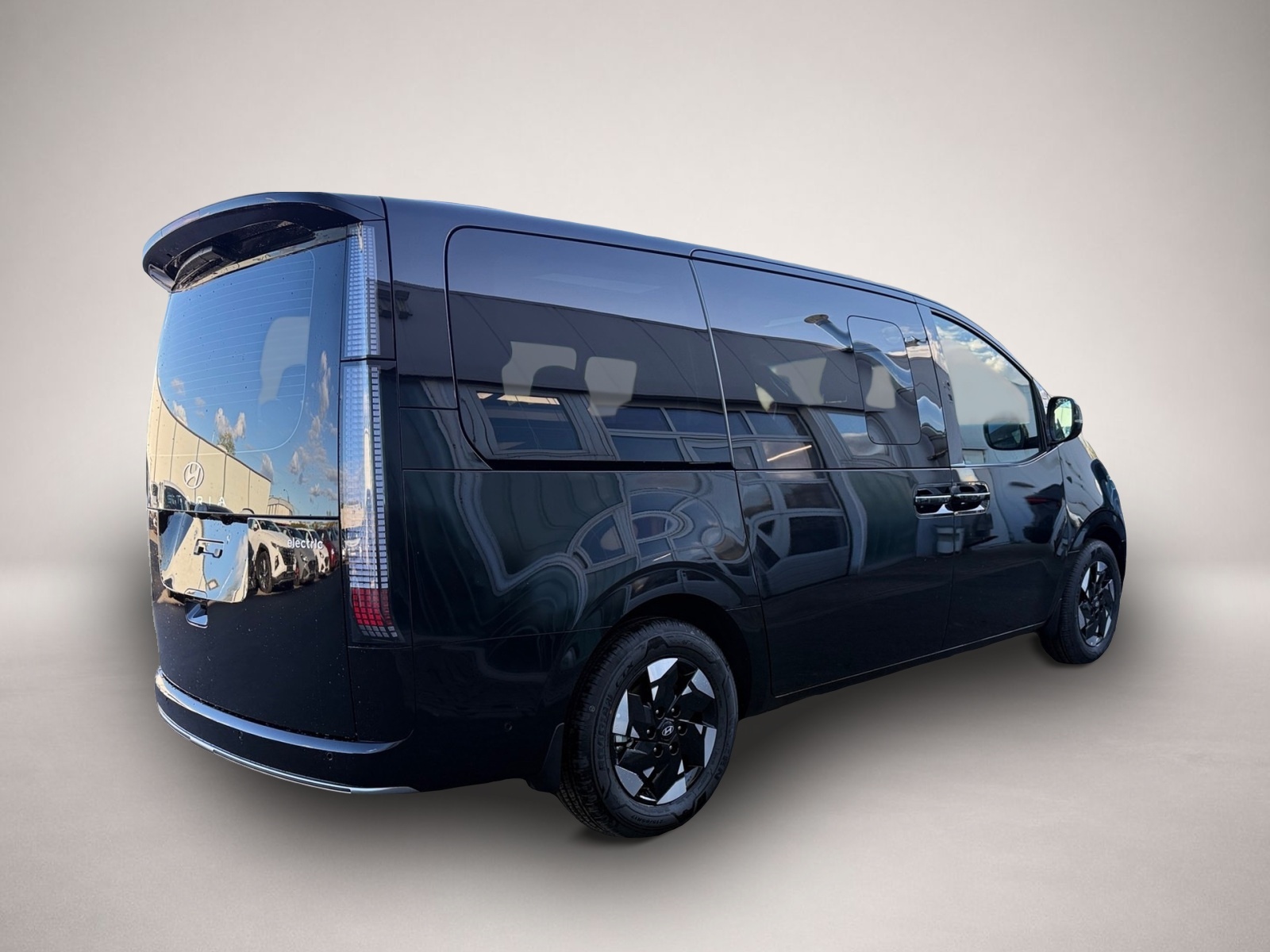 Hyundai Staria, image 3 of 7