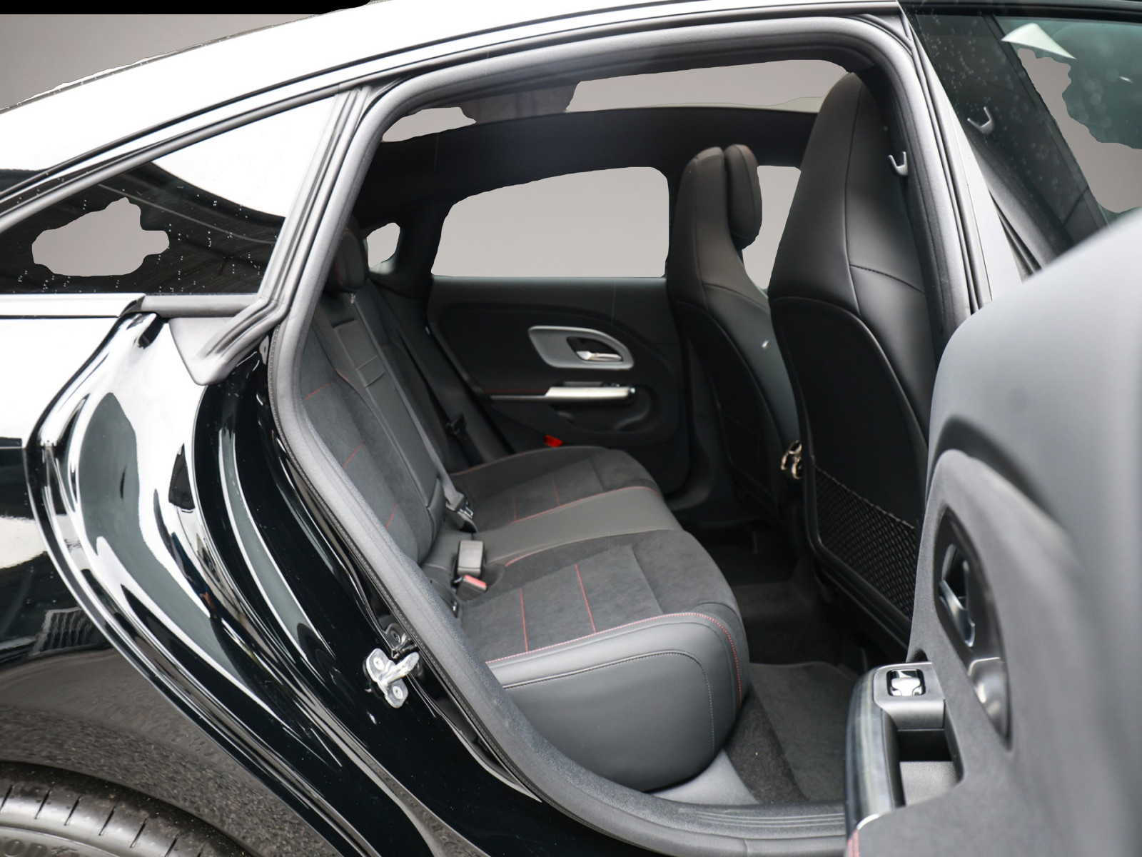 Mercedes-Benz CLA 180 (04/2026, Benzin)