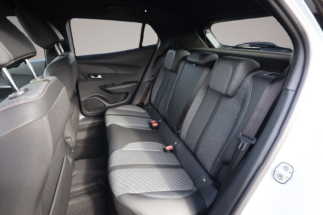 Peugeot 2008 (10/2025, Benzin)