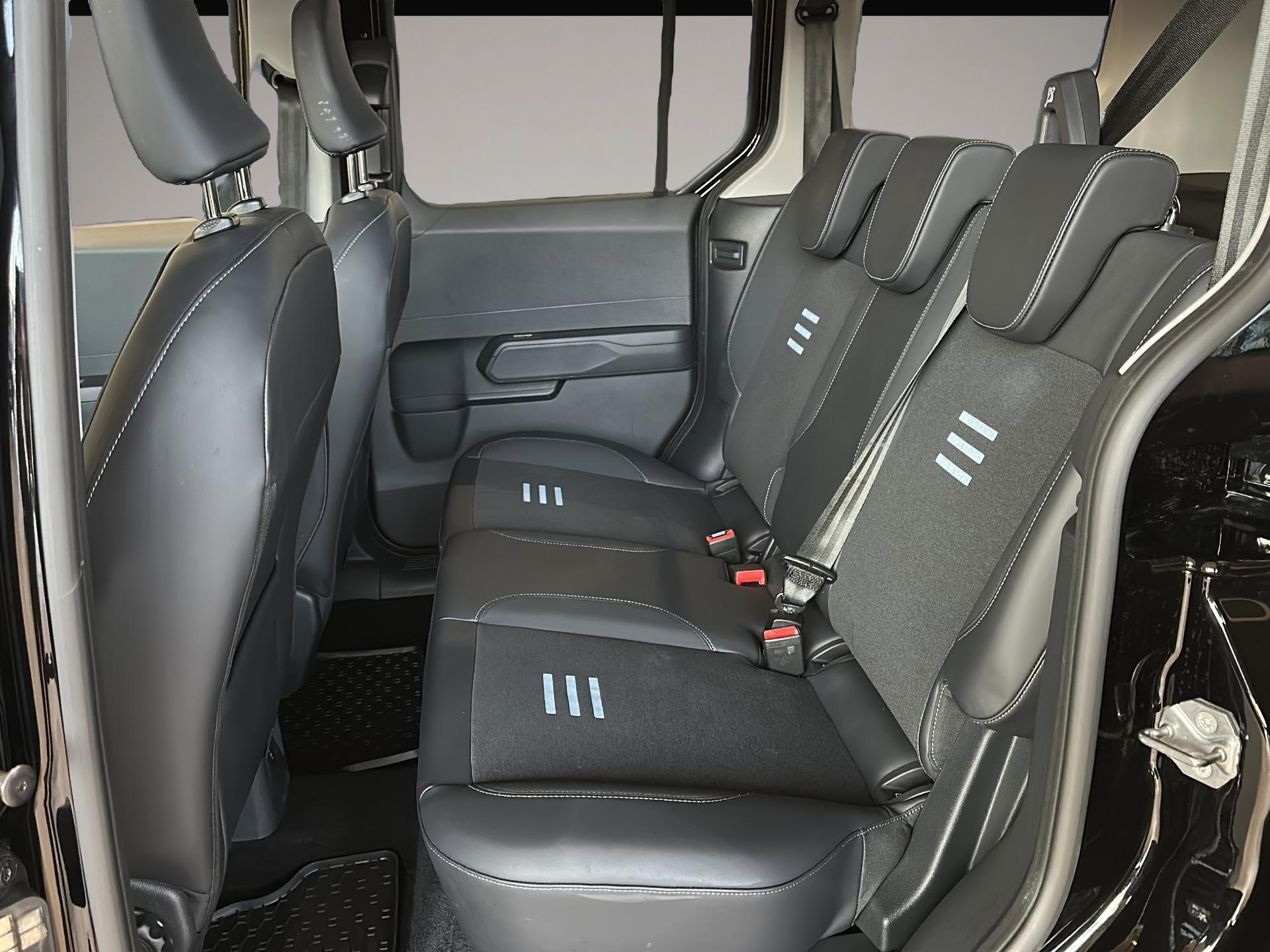 Ford Tourneo Courier (06/2025, Benzin)