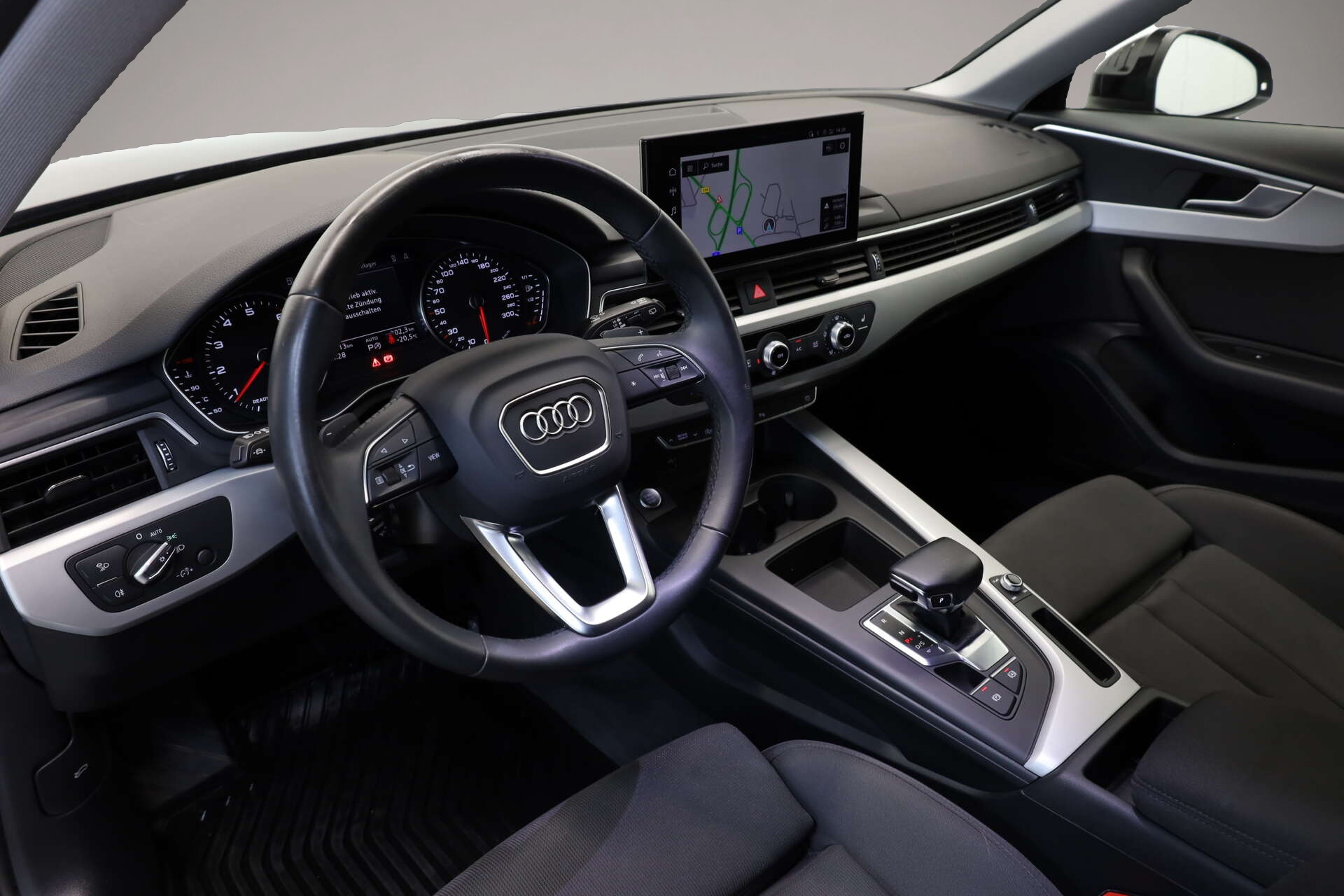 Audi A4 (10/2023, Benzin)