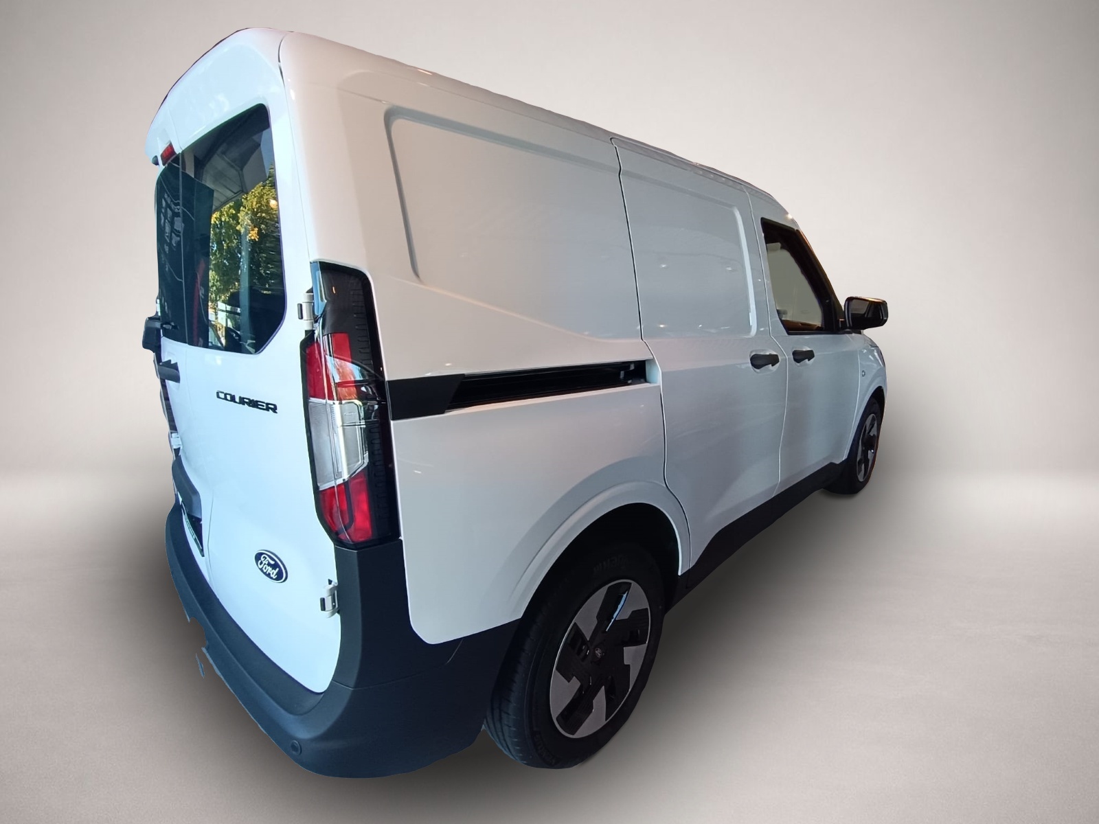 Ford Transit Courier (01/2026, ELECTRIC)