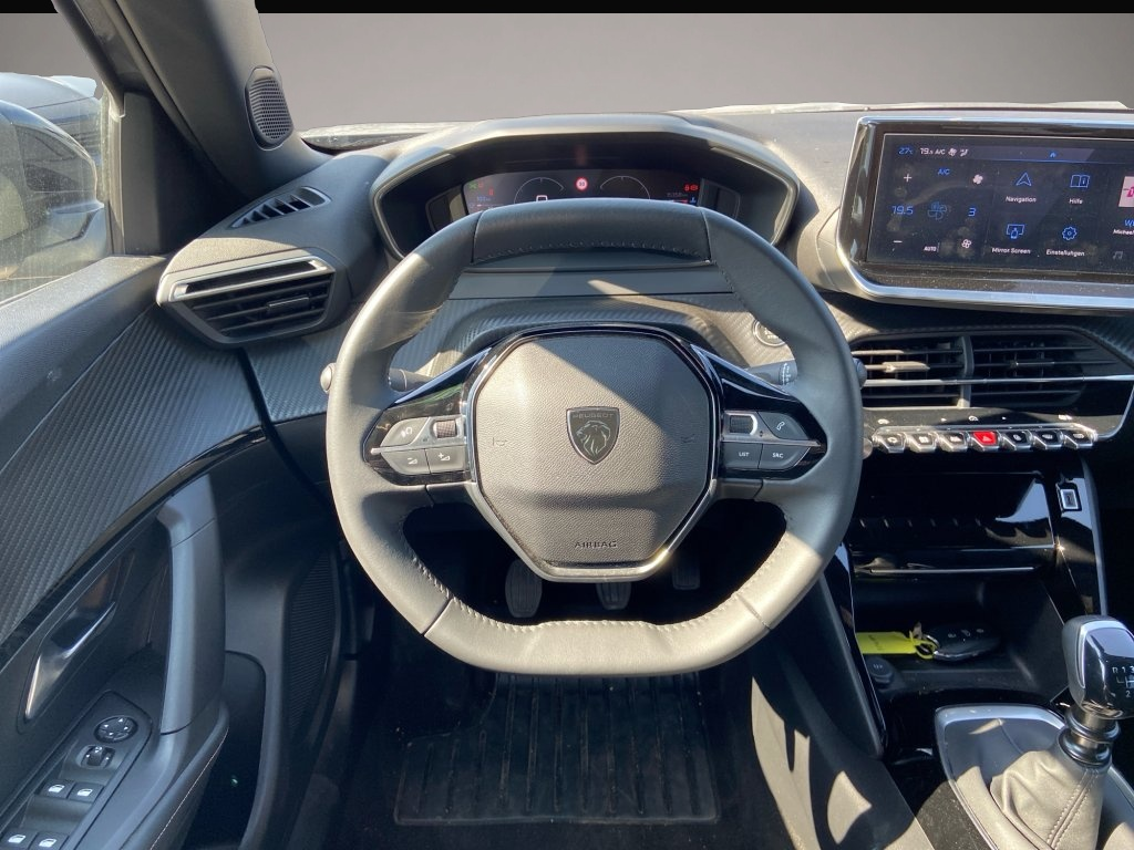 Peugeot 2008 (10/2025, Benzin)