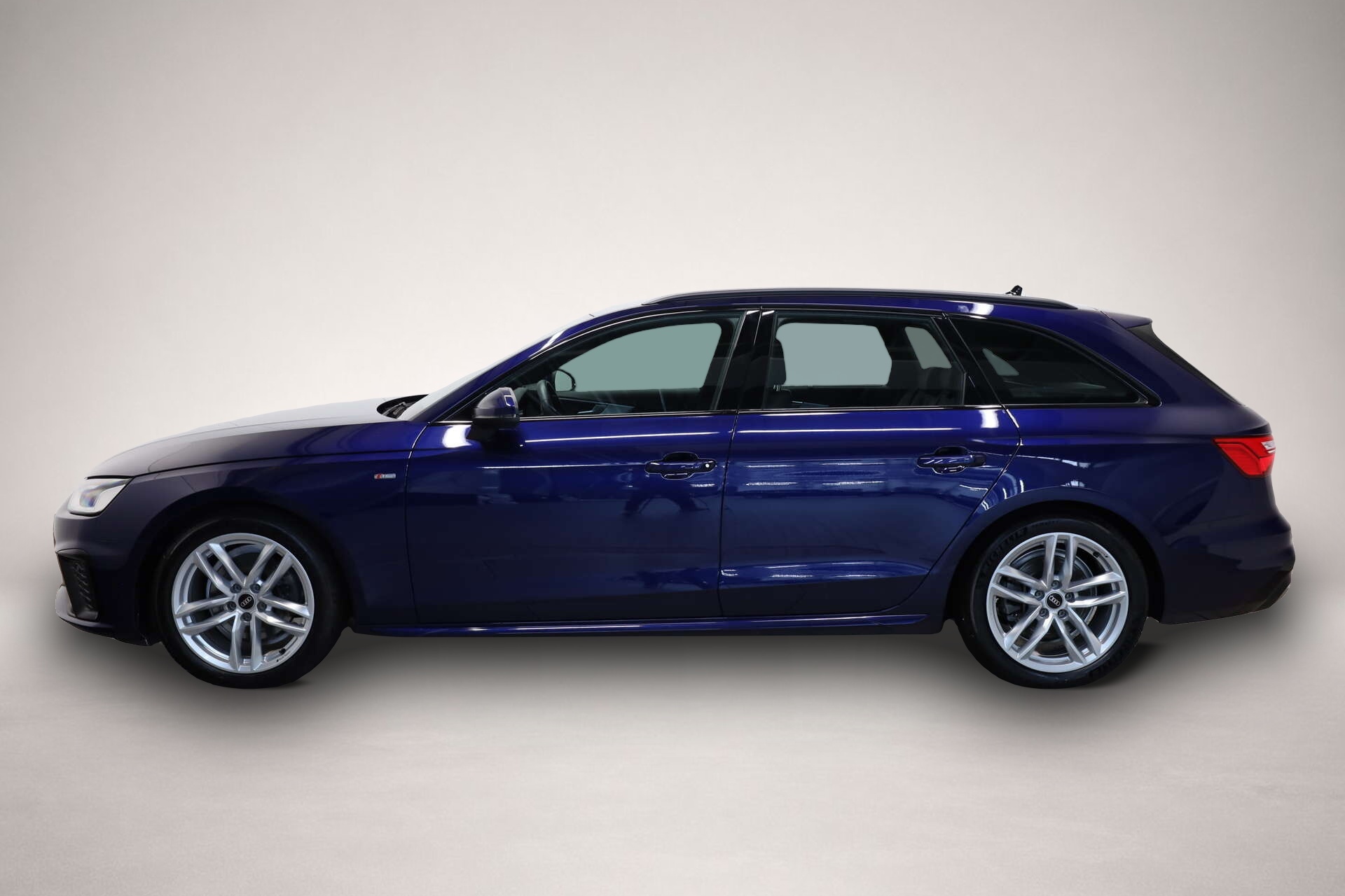 Audi A4 (04/2023, Benzin)