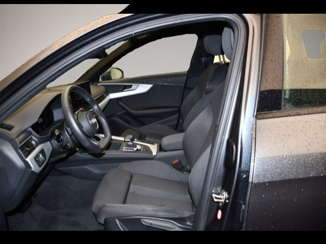 Audi A4 (04/2023, Benzin)