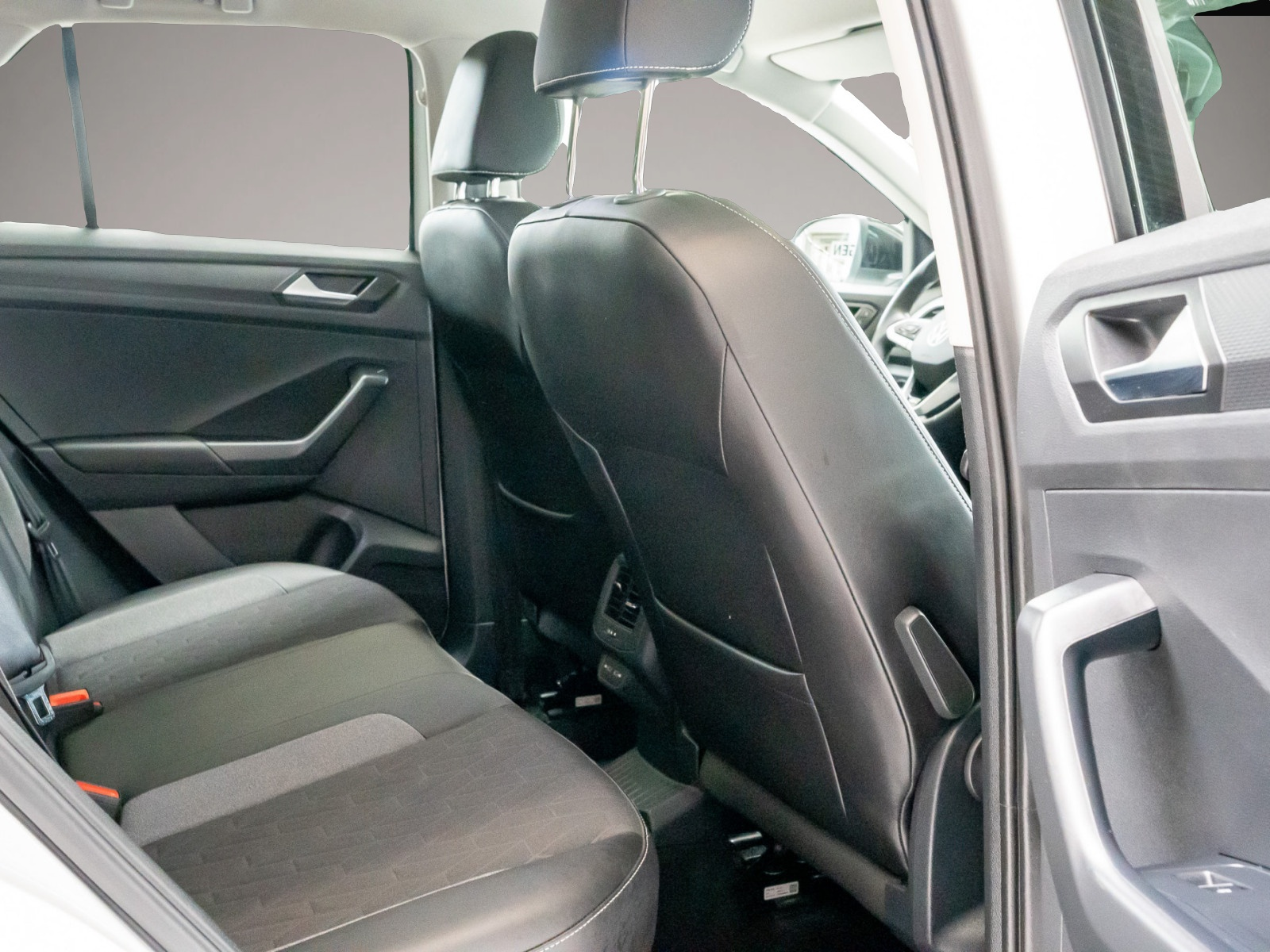 Volkswagen T-Roc (06/2025, Benzin)