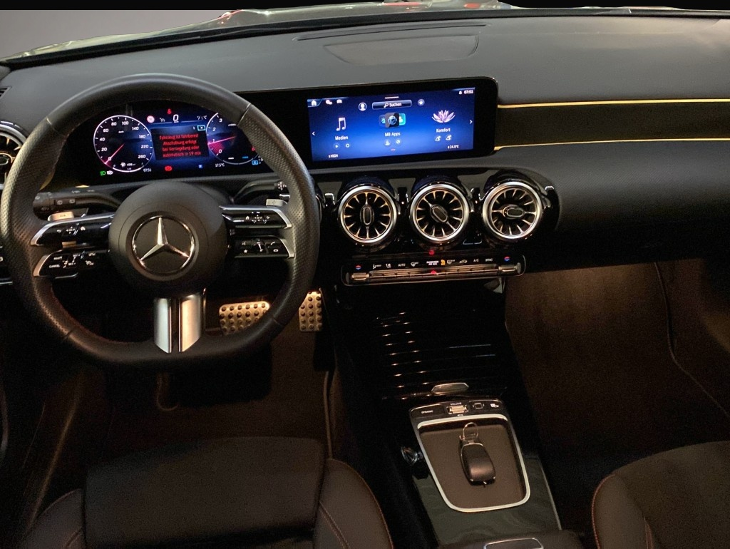 Mercedes-Benz A 180 (06/2025, Benzin)