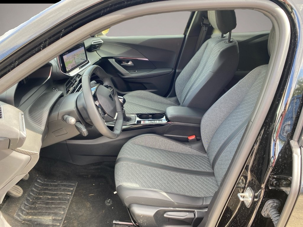Peugeot 2008 (06/2025, Benzin)