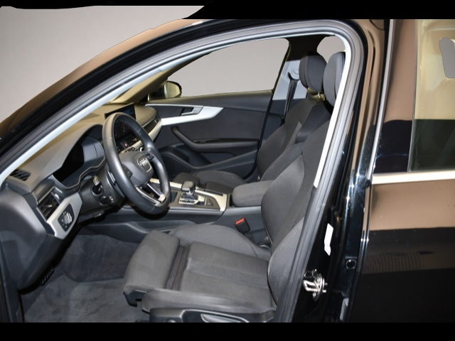 Audi A4 (06/2023, Benzin)
