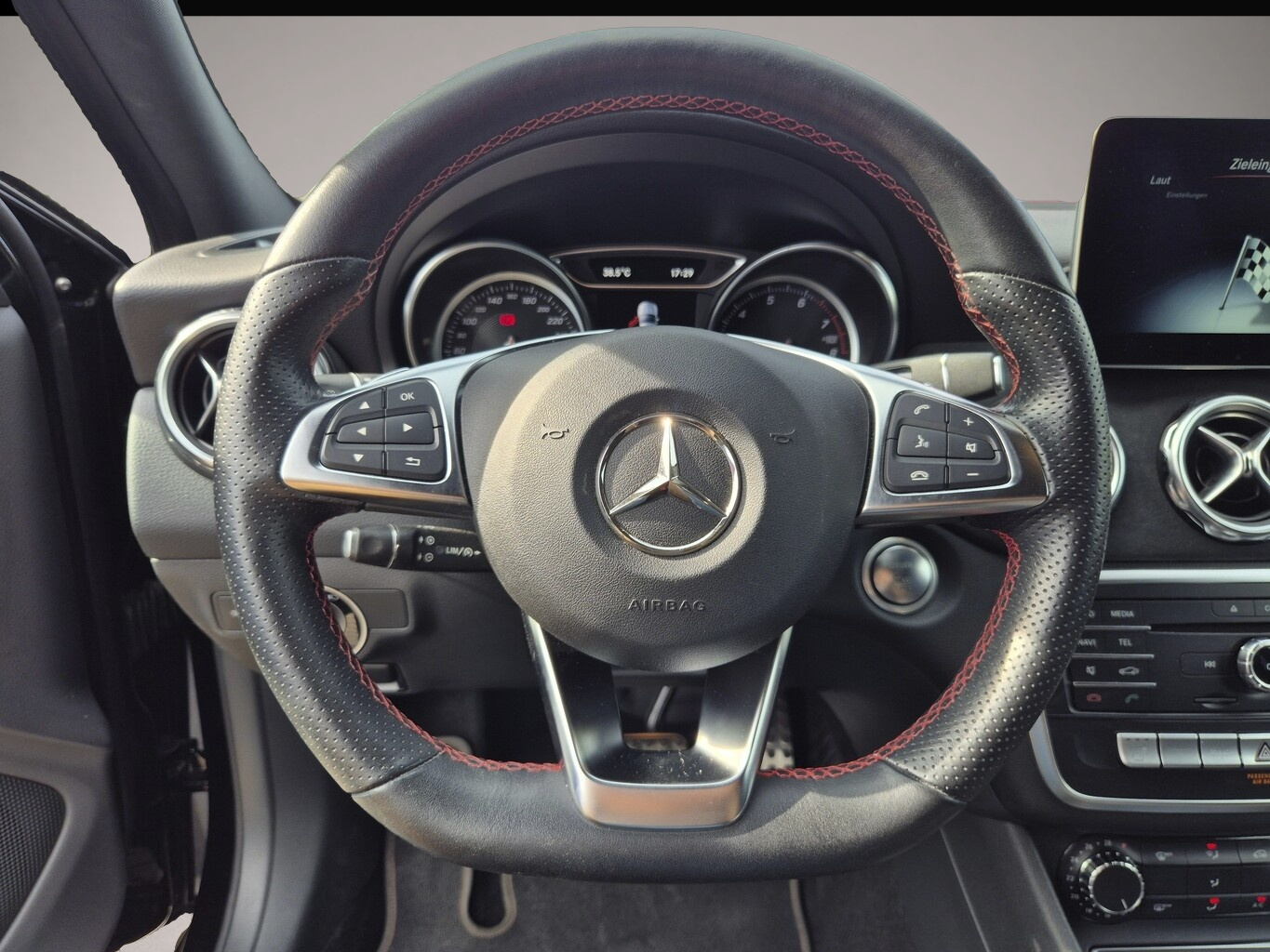 Mercedes-Benz GLA 180 (11/2019, )