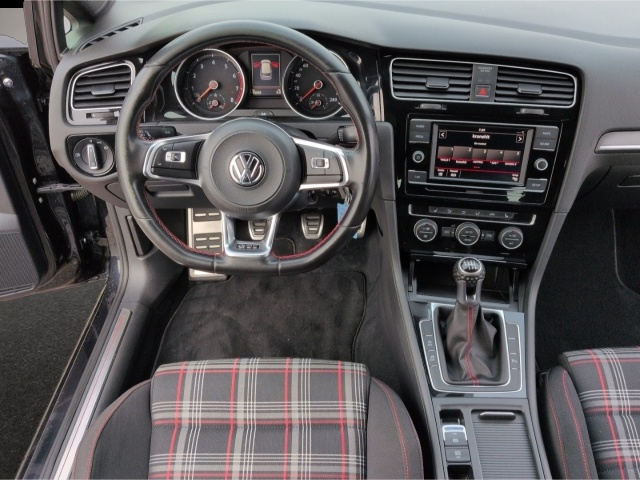 Volkswagen Golf (07/2017, Benzin)
