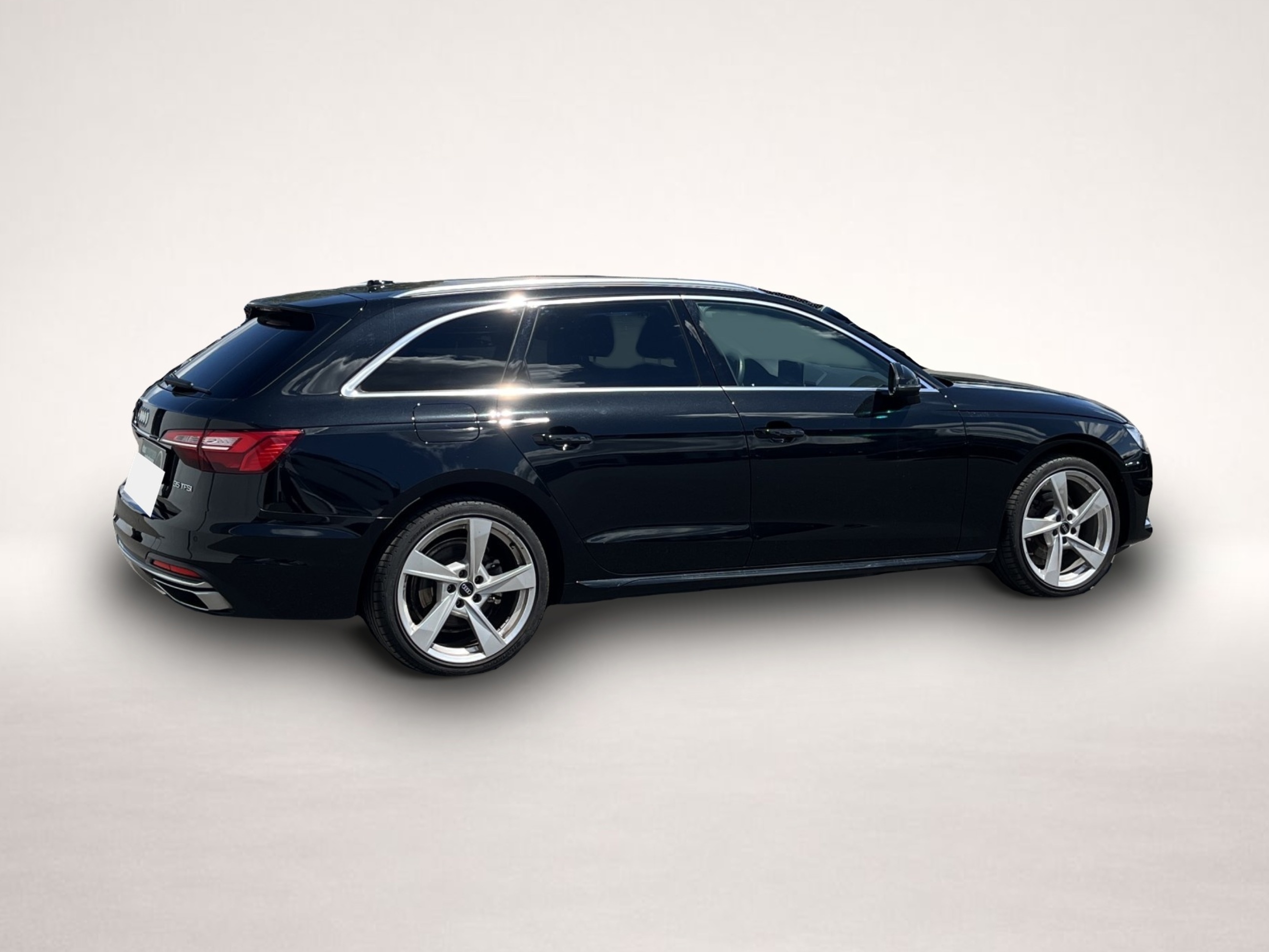 Audi A4 (02/2023, Benzin)