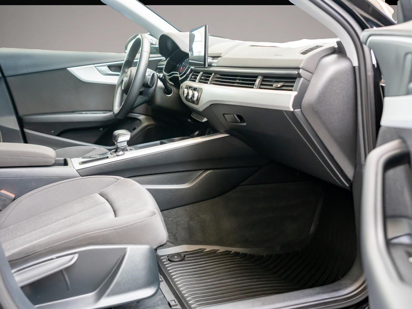 Audi A4 (08/2022, Benzin)