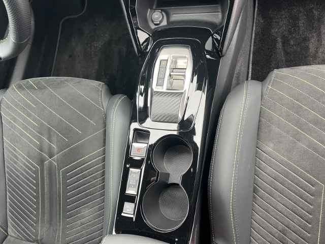 Peugeot 2008 (12/2025, Benzin)