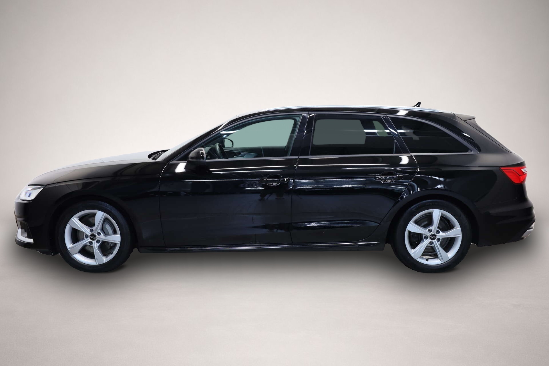 Audi A4 (10/2023, Benzin)