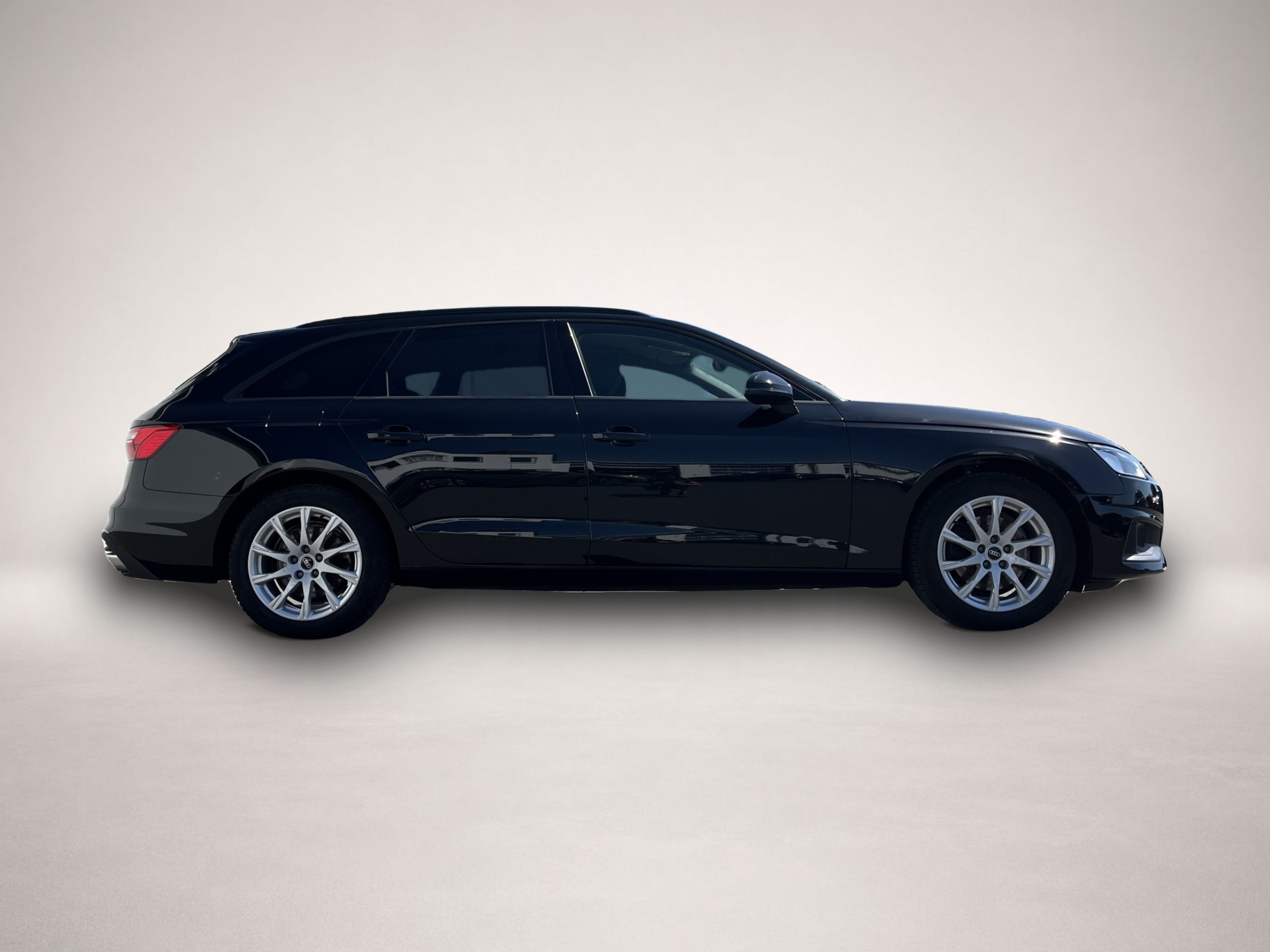Audi A4 (10/2022, Benzin)