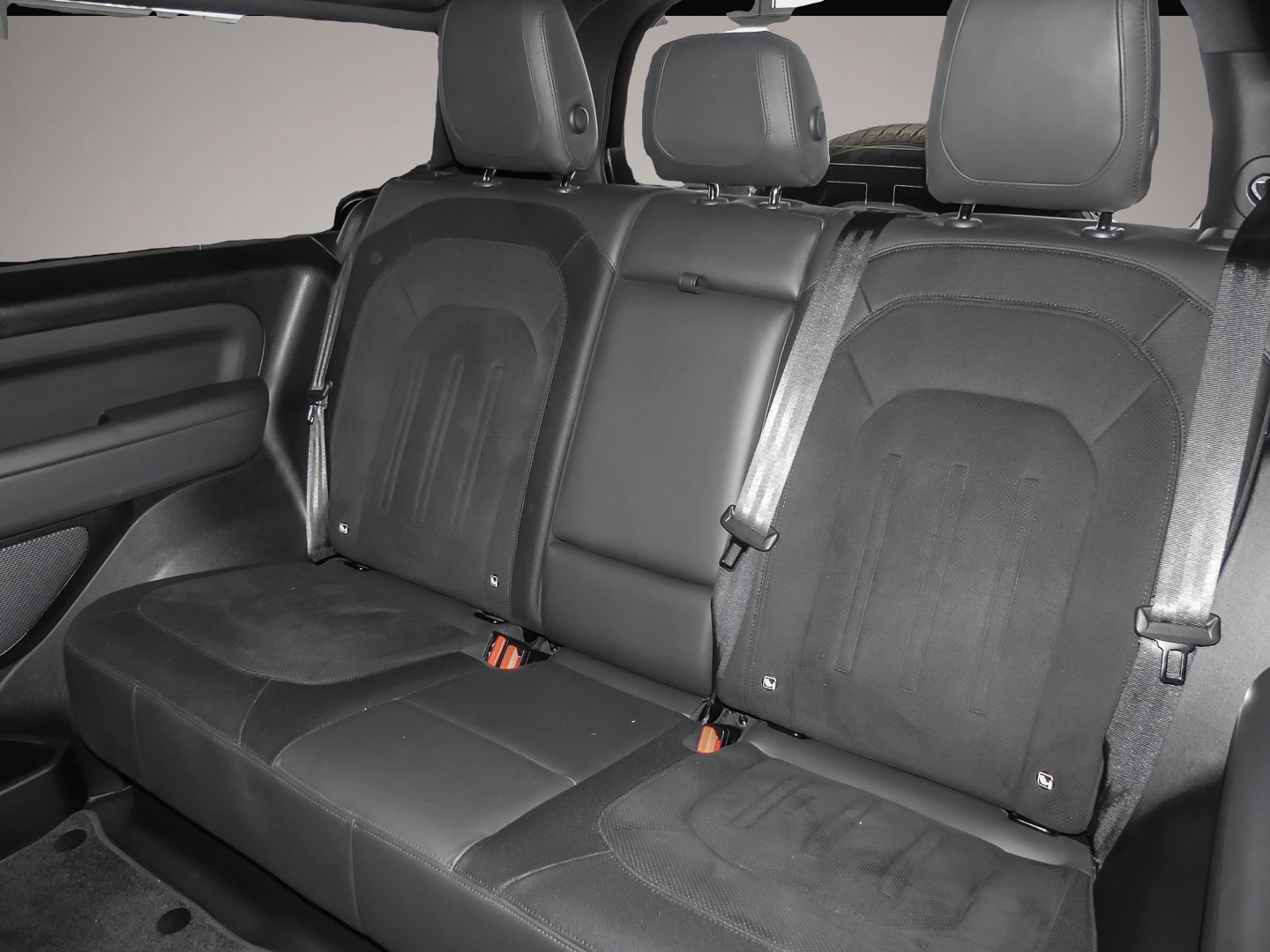 Land-Rover Defender (03/2023, Benzin)