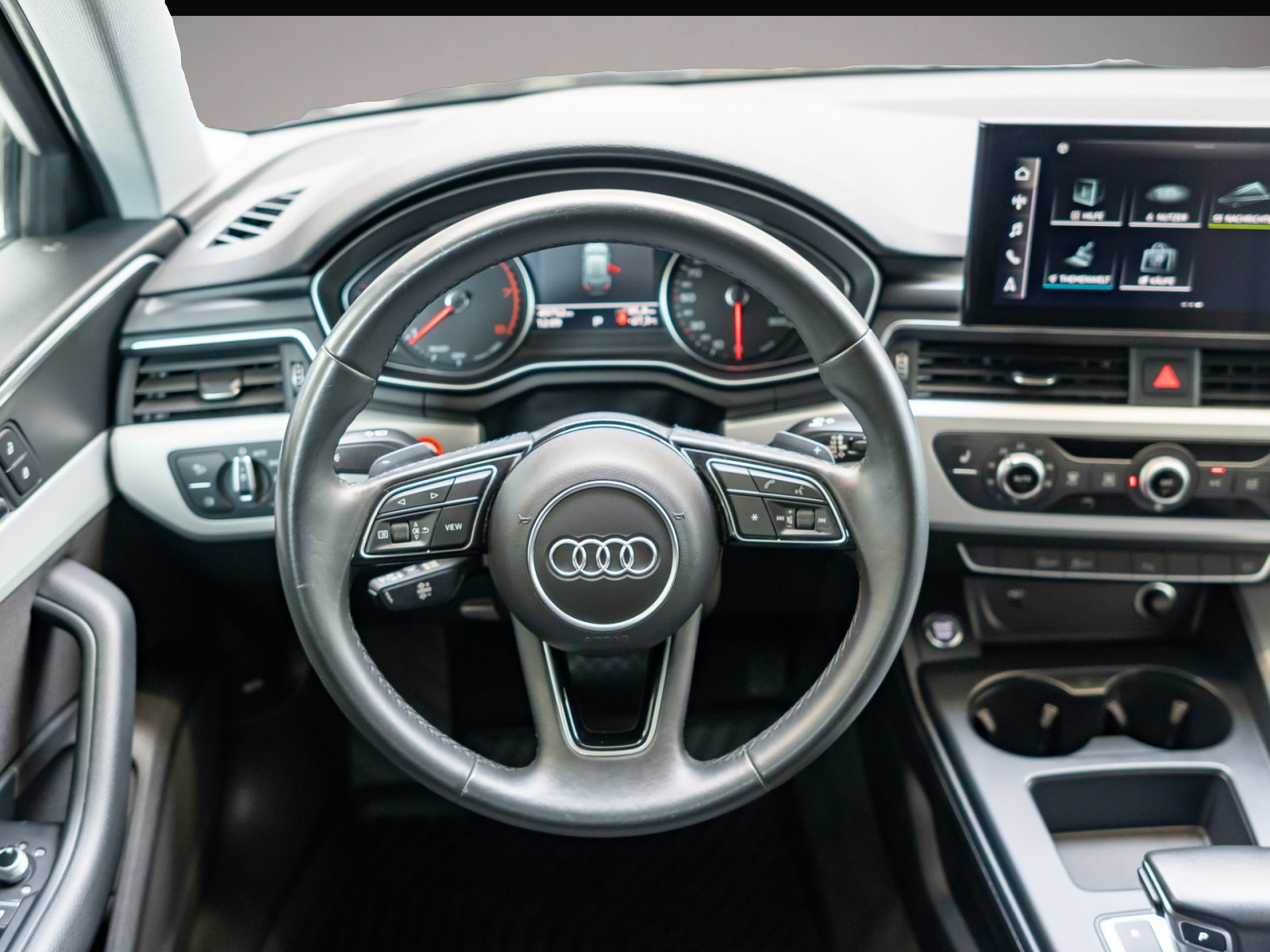 Audi A4 (08/2022, Benzin)