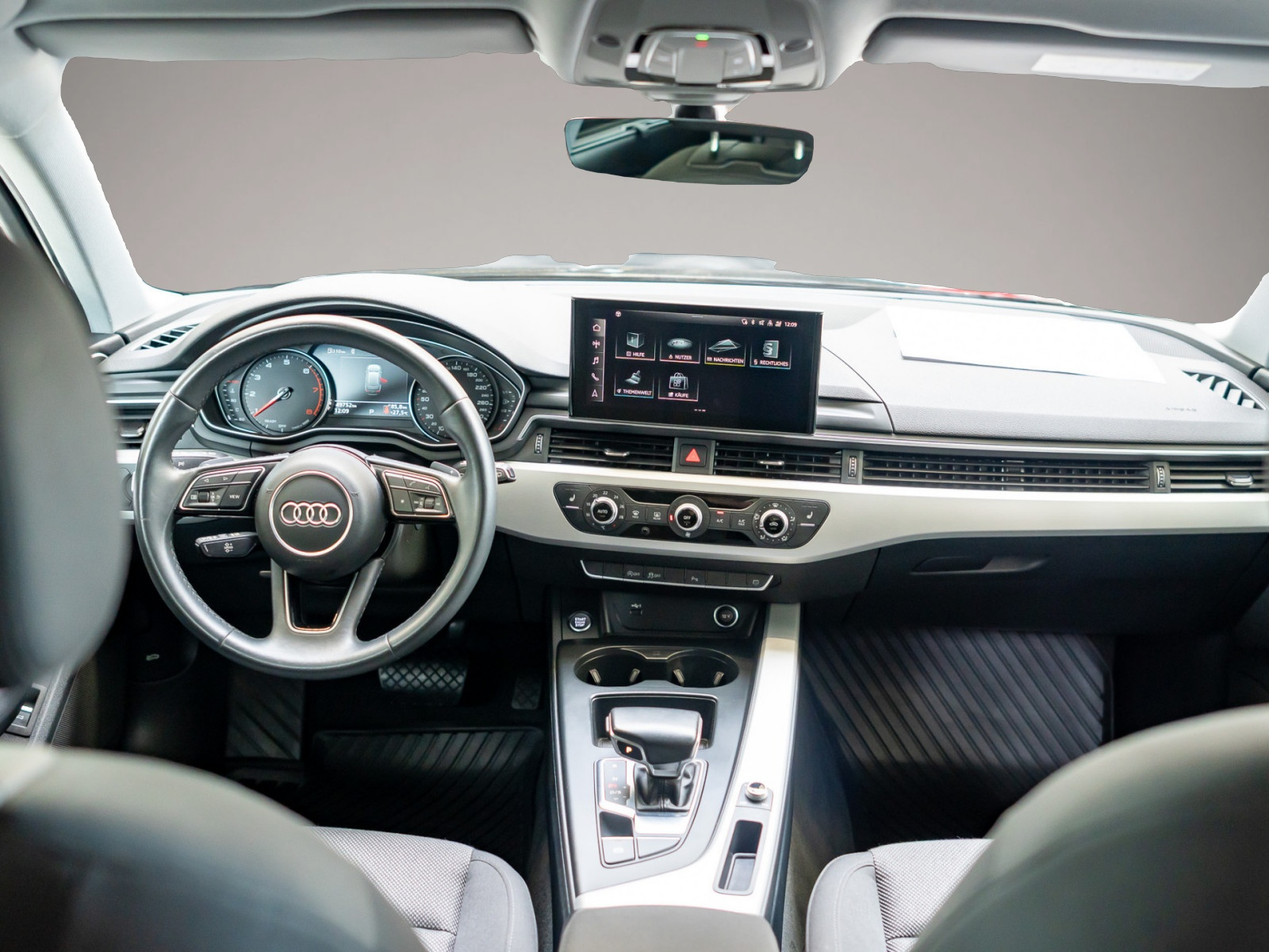 Audi A4 (08/2022, Benzin)