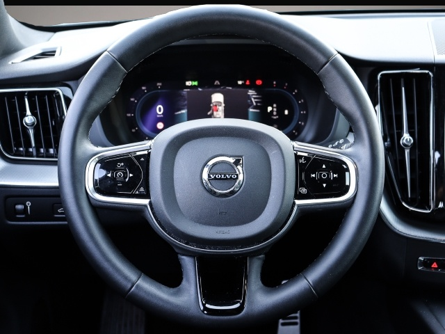 Volvo XC60 (02/2023, Benzin)