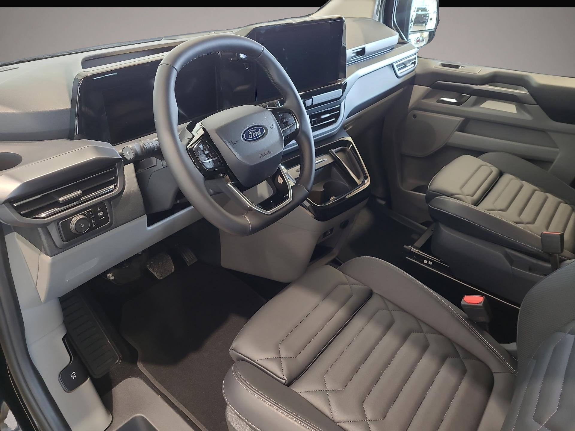 Ford Tourneo Custom (01/2026, Diesel)