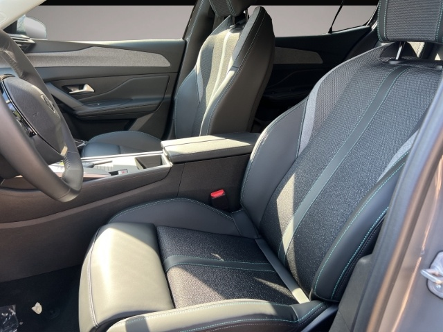 Peugeot 408 (10/2025, Benzin)