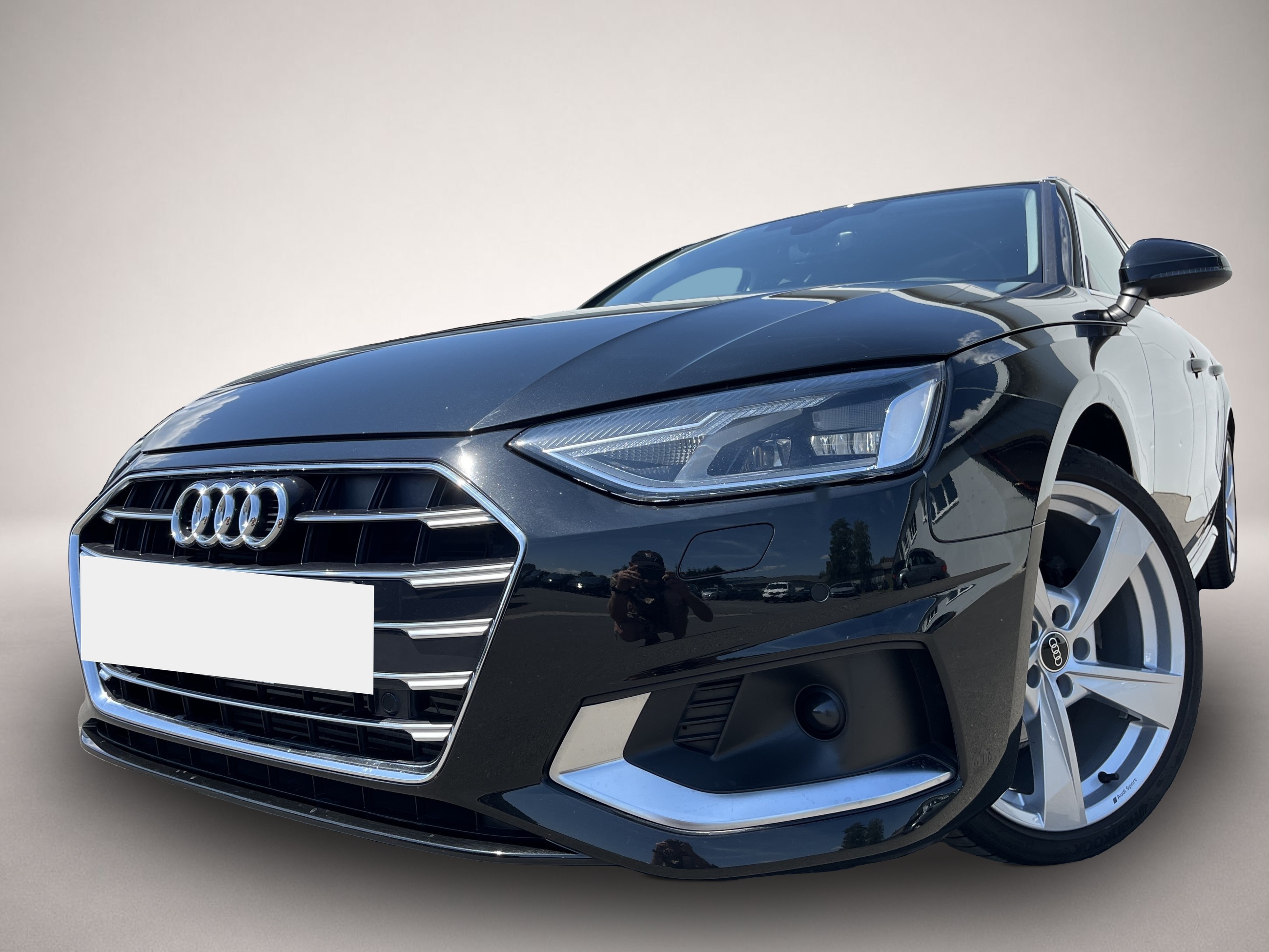 Audi A4 (02/2023, Benzin)