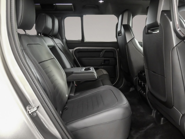 Land-Rover Defender (02/2026, Benzin)