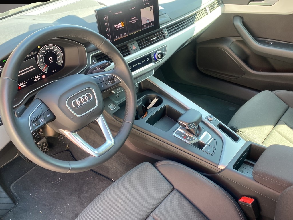 Audi A4 (03/2024, Benzin)