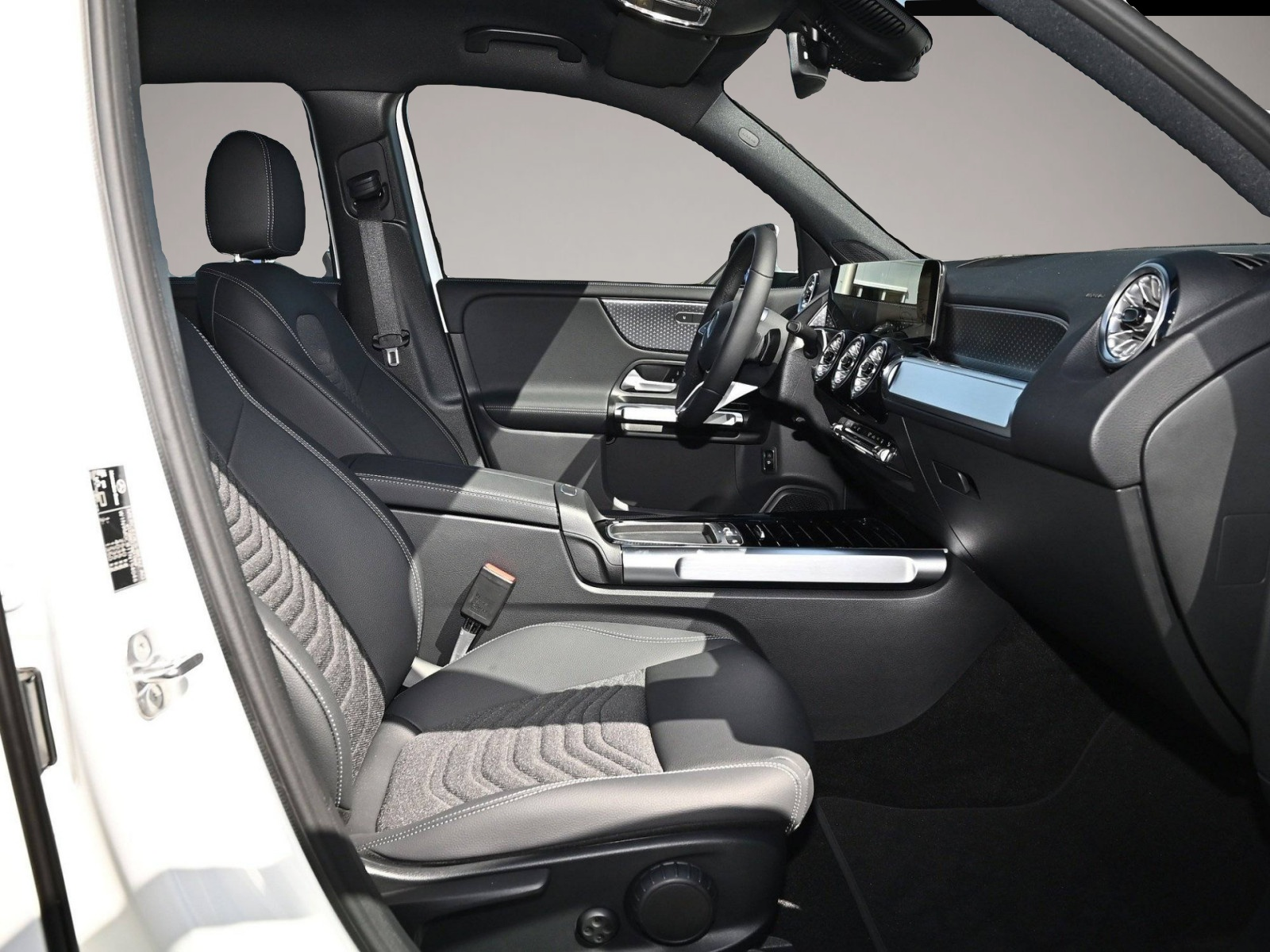 Mercedes-Benz EQB (03/2026, ELECTRIC)