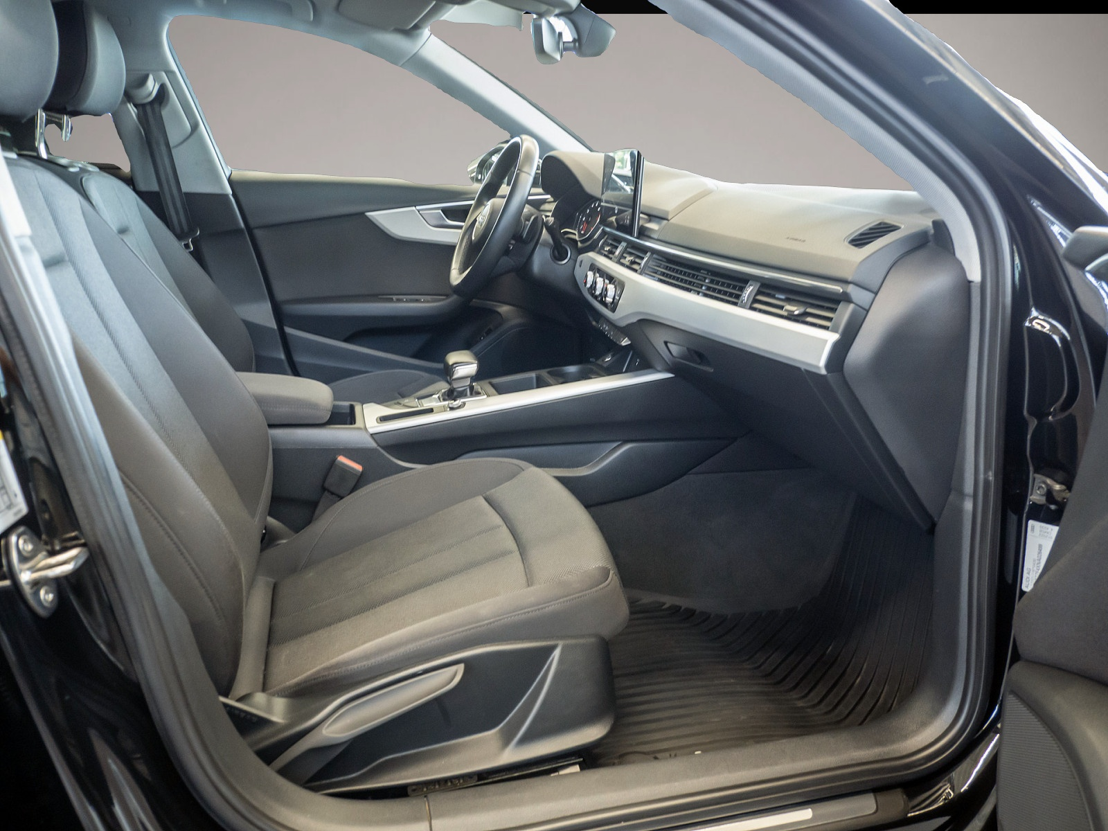 Audi A4 (02/2022, Benzin)