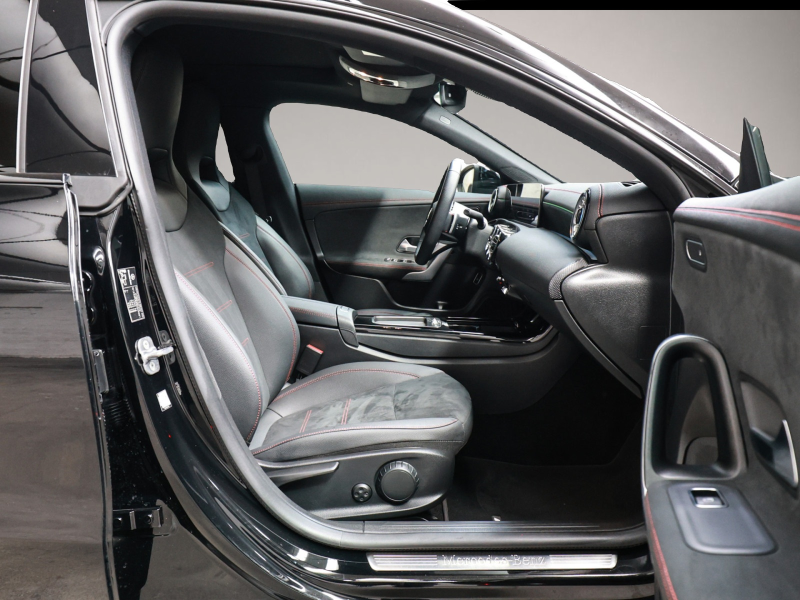 Mercedes-Benz CLA 180 (01/2025, Benzin)