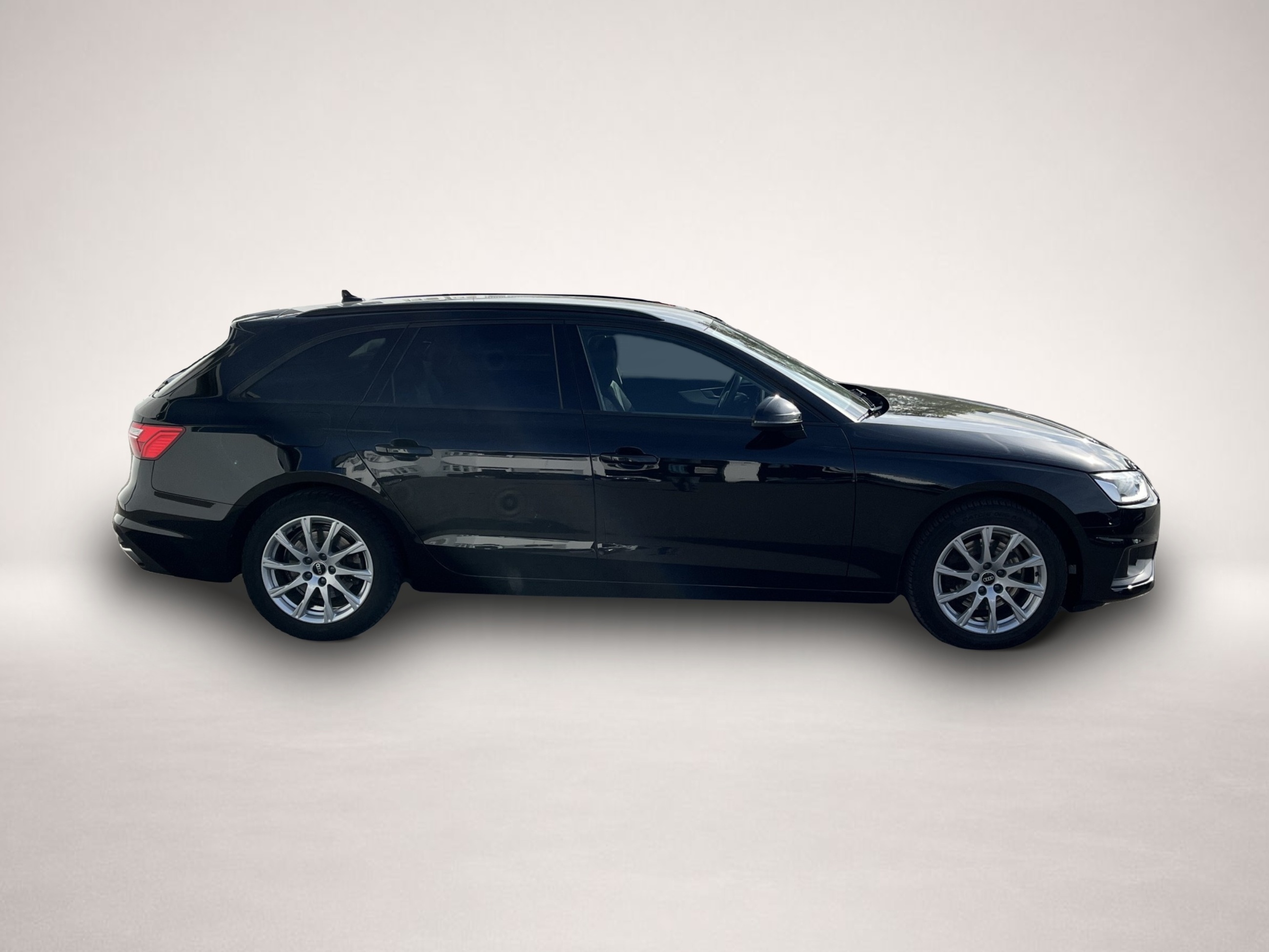 Audi A4 (03/2022, Benzin)