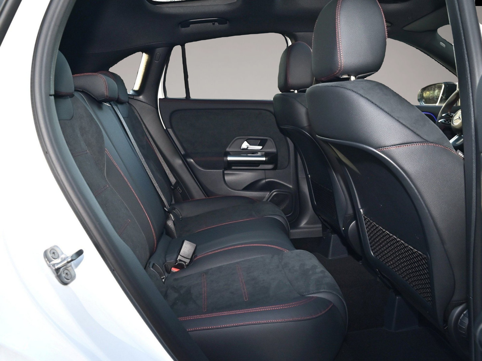 Mercedes-Benz GLA 200 (12/2025, Benzin)