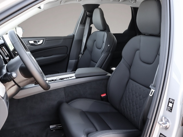 Volvo XC60 (06/2025, Benzin)