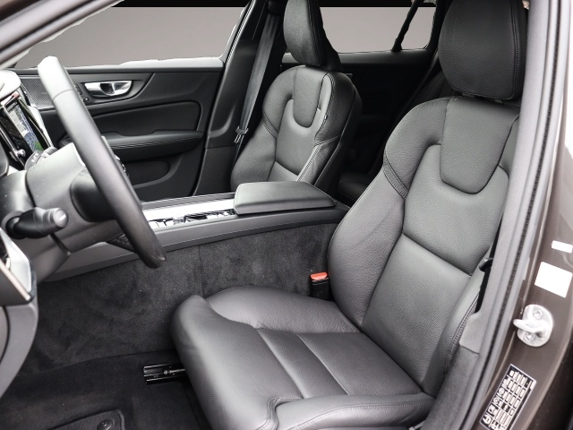 Volvo V60 (02/2025, Benzin)