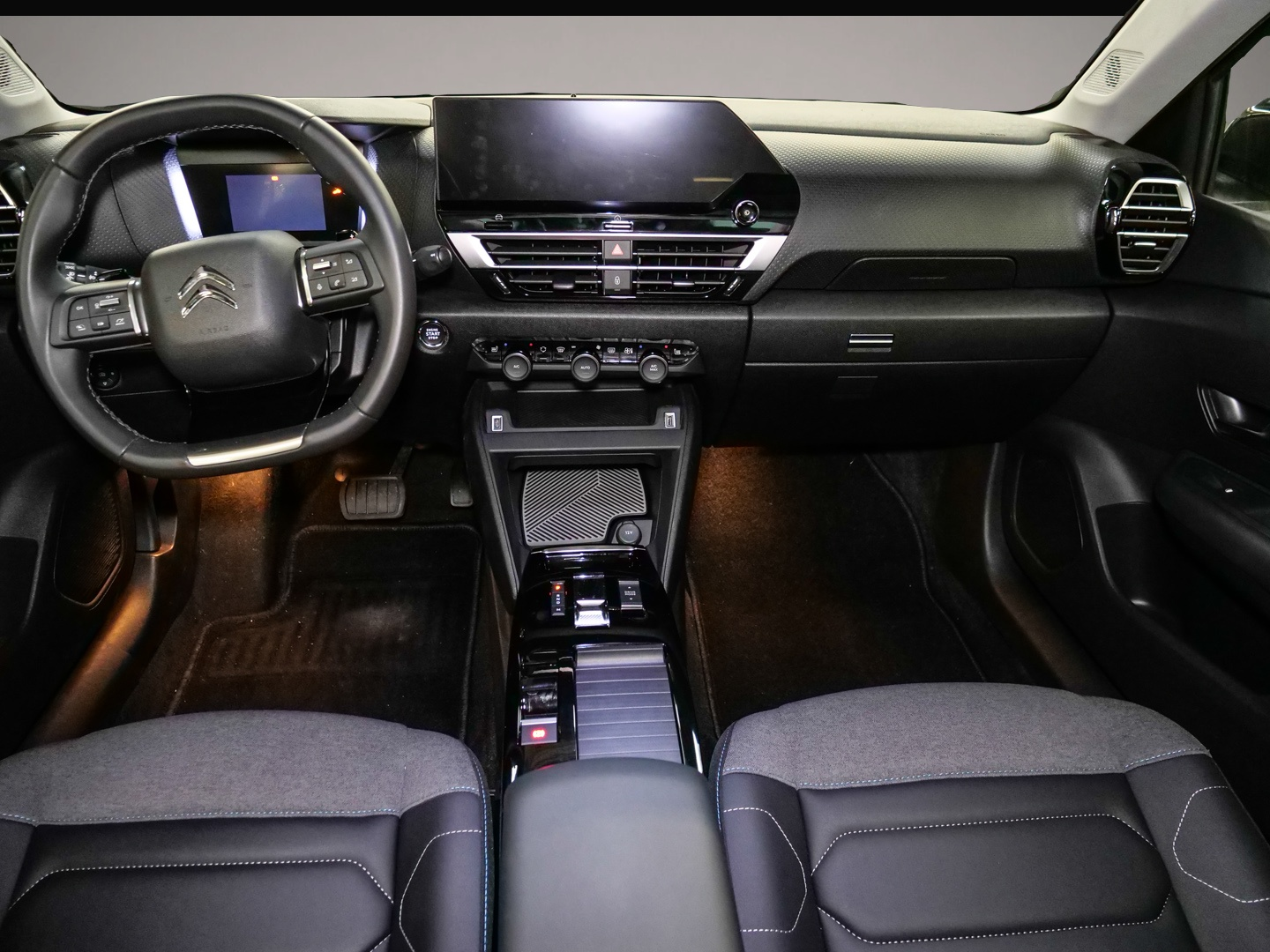Citroen C4 (11/2023, Benzin)