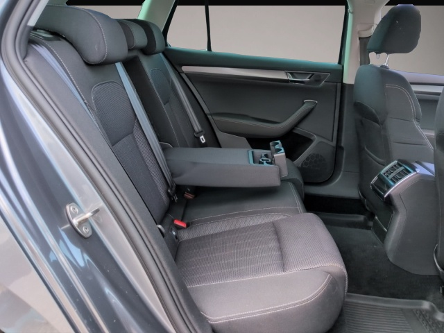 Skoda Superb (01/2023, Benzin)