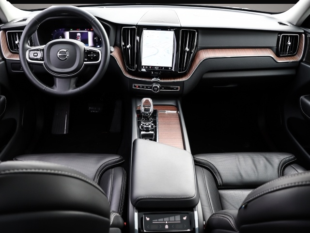 Volvo XC60 (12/2023, Benzin)