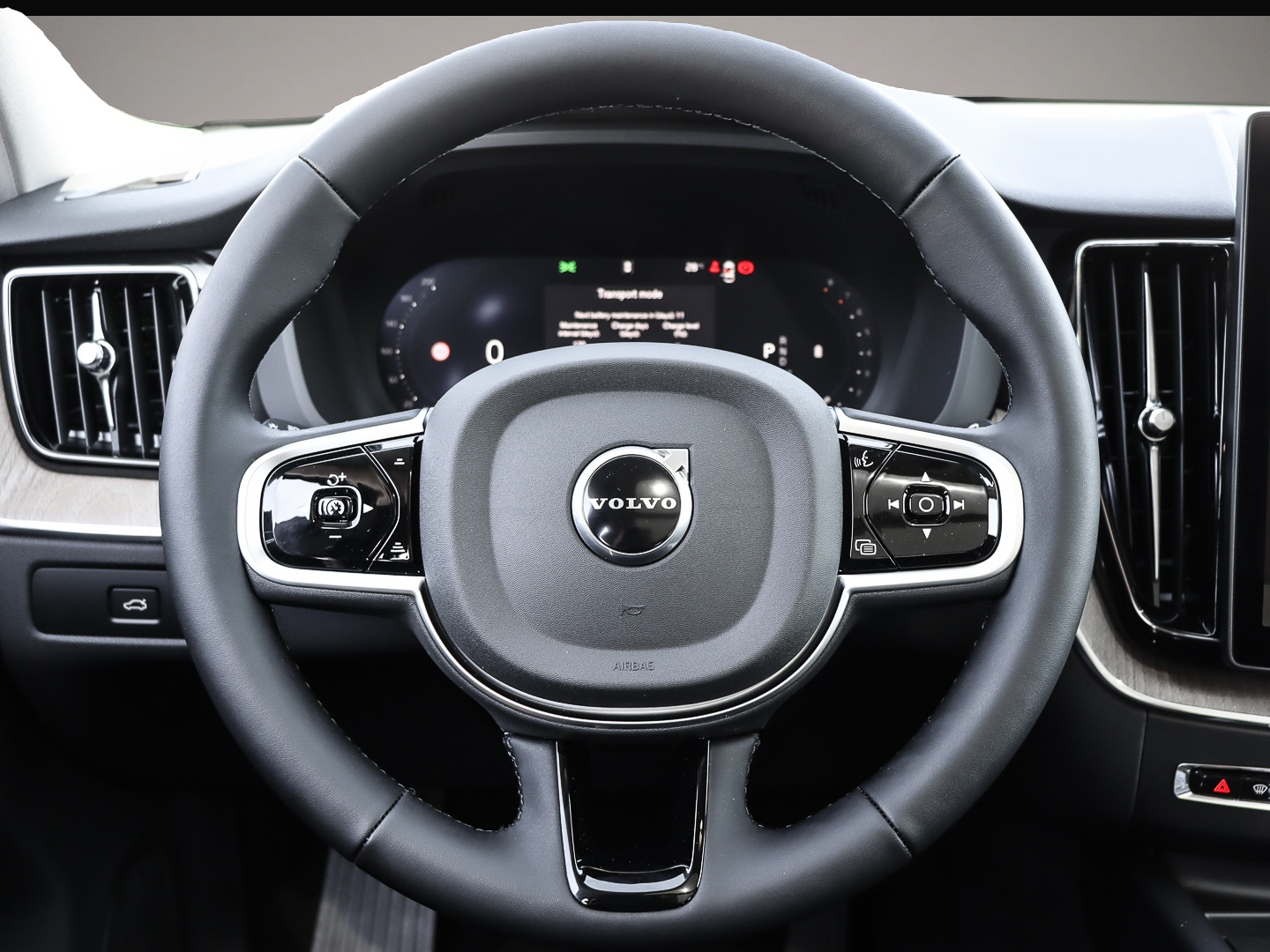 Volvo XC60 (06/2025, Benzin)