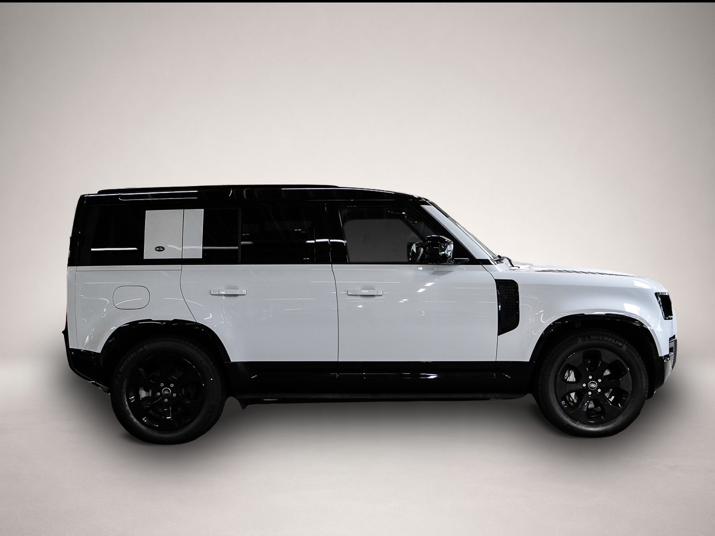Land-Rover Defender (08/2023, Benzin)