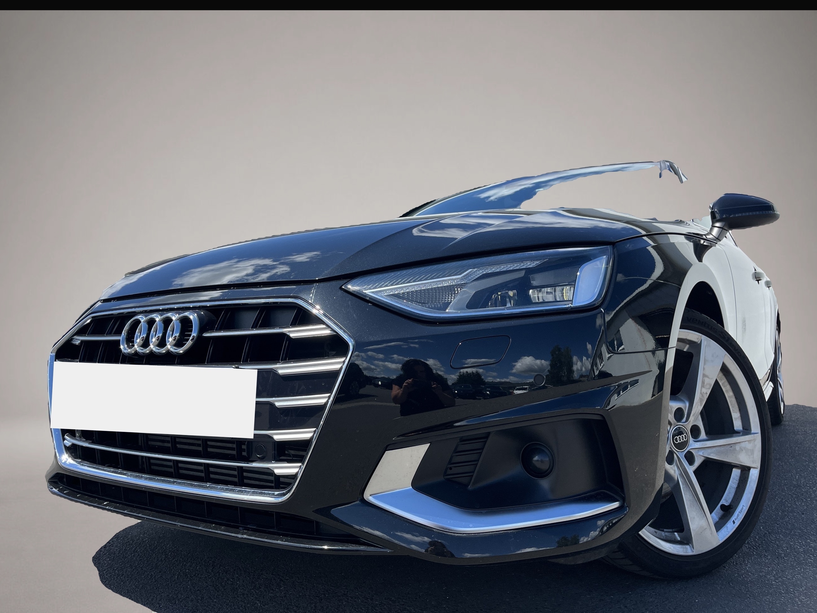 Audi A4 (02/2023, Benzin)