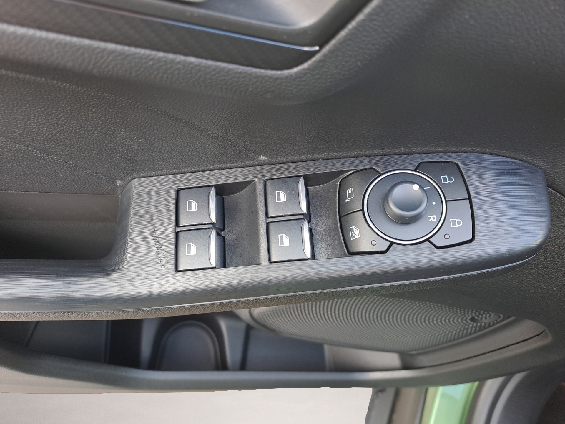 Ford Kuga (04/2026, Benzin)