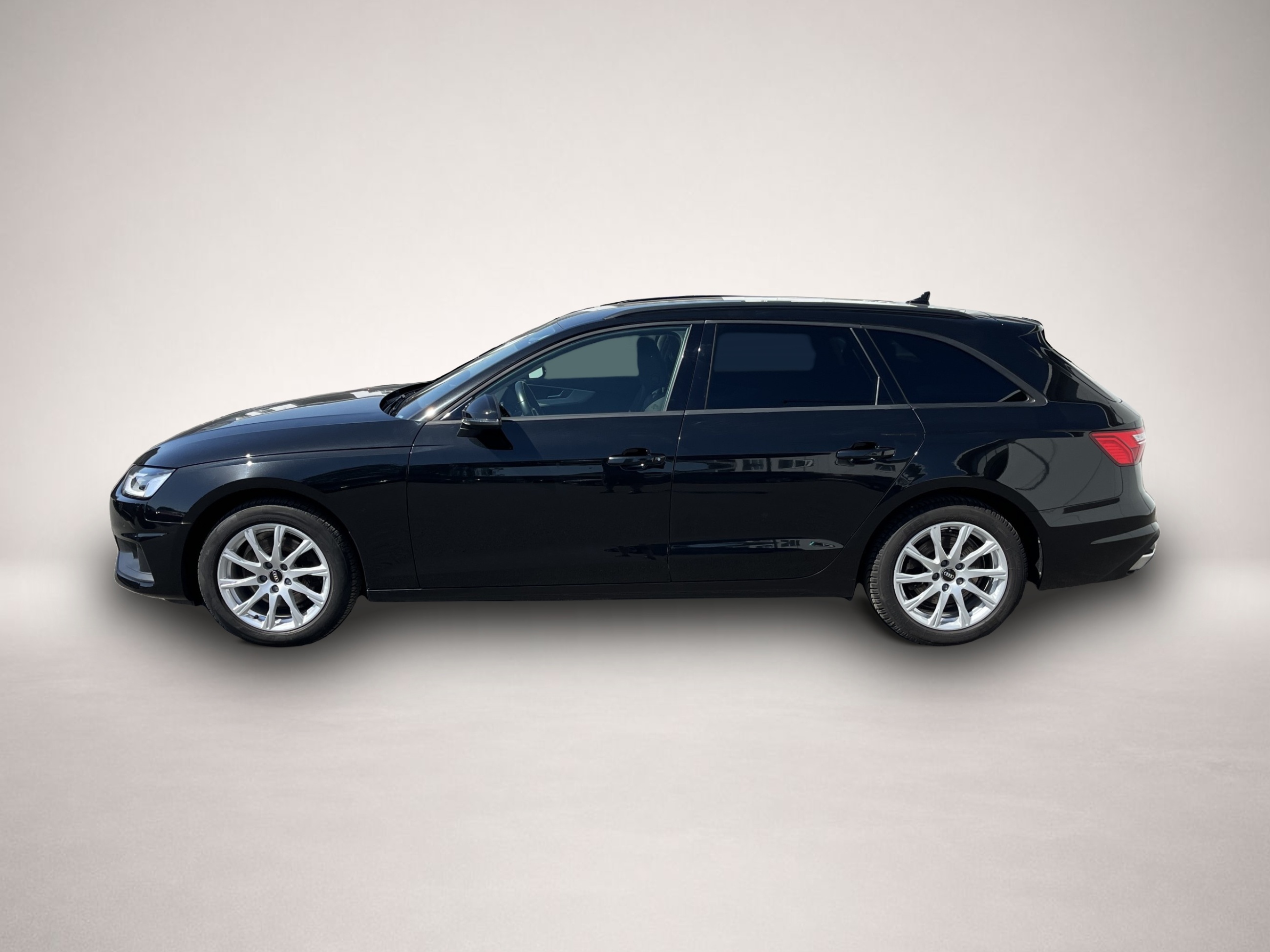 Audi A4 (10/2022, Benzin)