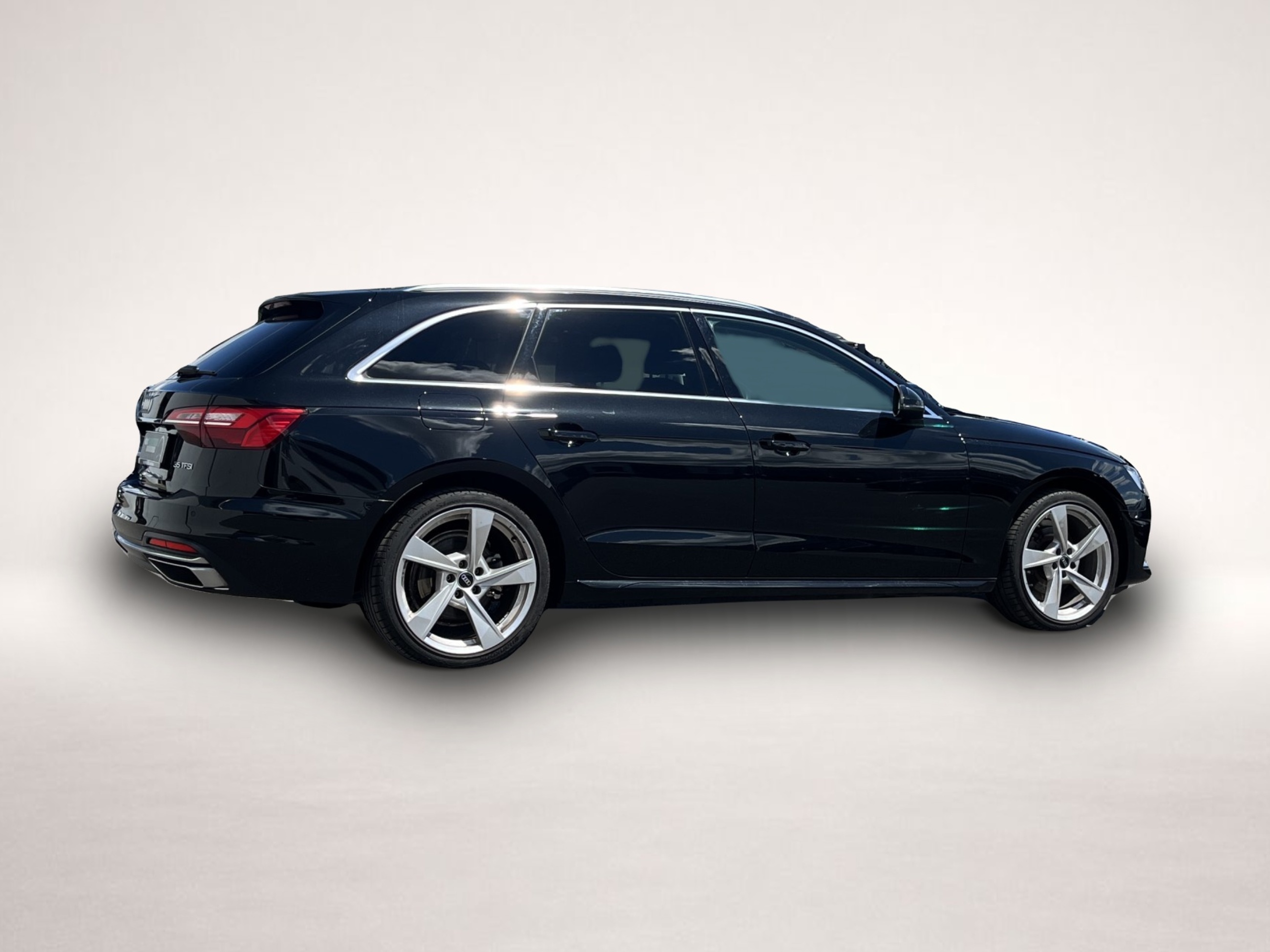 Audi A4 (02/2023, Benzin)